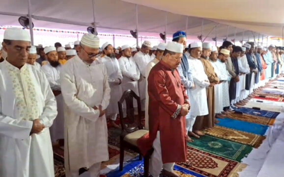 বরিশালে বৃষ্টিস্নাত ভোরে উৎসবমুখর পরিবেশে ঈদের জামাত অনুষ্ঠিত