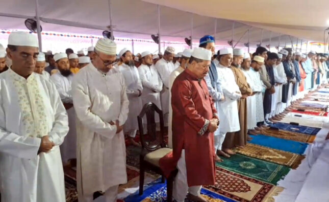 বরিশালে বৃষ্টিস্নাত ভোরে উৎসবমুখর পরিবেশে ঈদের জামাত অনুষ্ঠিত