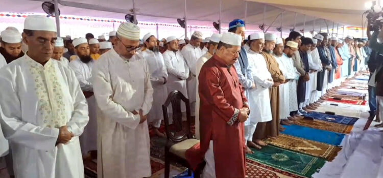বরিশালে বৃষ্টিস্নাত ভোরে উৎসবমুখর পরিবেশে ঈদের জামাত অনুষ্ঠিত